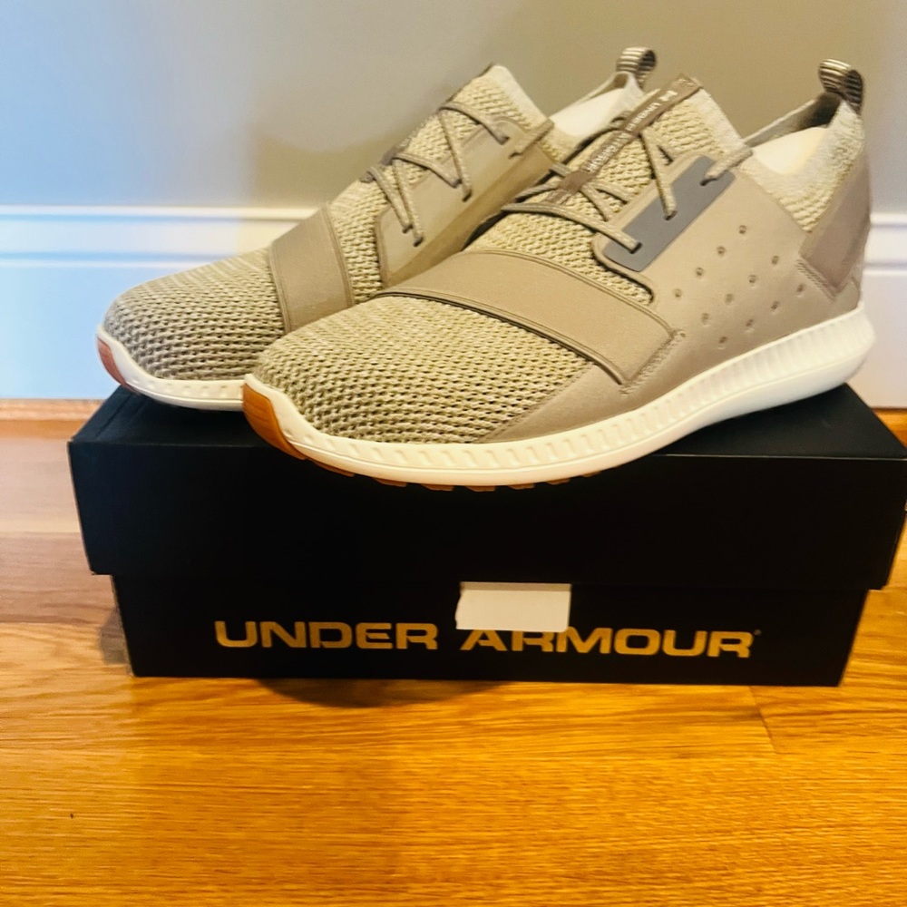Under Armour Women’s  Lightweight Knit Sneaker —New In Box —9.5
